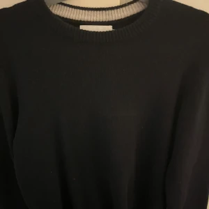 Svart tröja från Casual Friday - Snygg svart tröja från Casual Friday i storlek S. Perfekt stickad tröja och grymt skick 9/10 pris 399 kr 