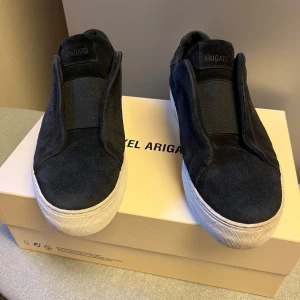 Axel Arrigato 360  laceless i mkt fint skick, svart mocca, strl 43 - Ett par mkt fina Axel Arrigato laceless i svart mocca. Skorna är sparsamt använda innan en större storlek behövdes. Hela och fina inuti som utanpå. Strl 43 