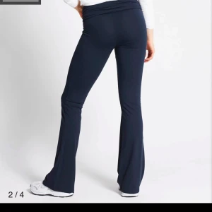 Mörkblå Yoga Pants - Snygga mörkblå yoga pants. Perfekta för en avslappnad look med en tight passform upptill och utsvängda ben. Tillverkade i ett mjukt och stretchigt material för extra komfort.
