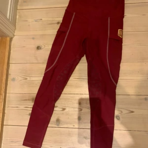 Rosa ridbyxor från Maya Delorez - Rosa ridbyxor från Maya delorez som inte säljs längre. Det är endast knäskodda och använd ca 6 gånger. Nyskick. Storlek XS men jag är S och de passar! 