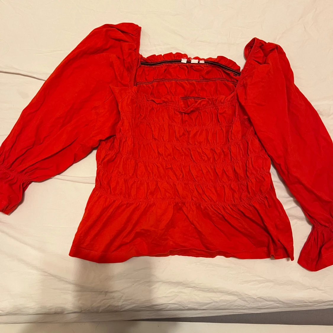 Röd blus med puffärmar - 90