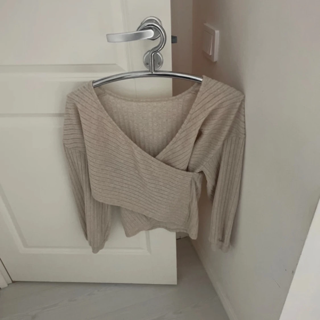 Beige ribbad omlottopp