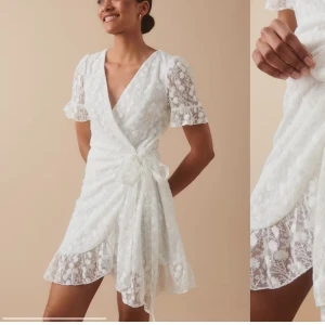 Vit spetsklänning med volangdetaljer - OBS SÄLJER INTE!! söker denna!! storlek xs!!!💕💕