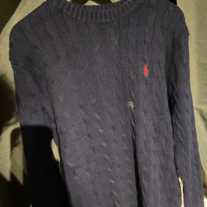  Ralph Lauren sweatshirt stickad - Tja, Säljer en stilren mörkblå stickad  Ralph Lauren med. Size är M men sitter bättre på L, för fler frågor så är det endast att skriva 💪🏼💪🏼