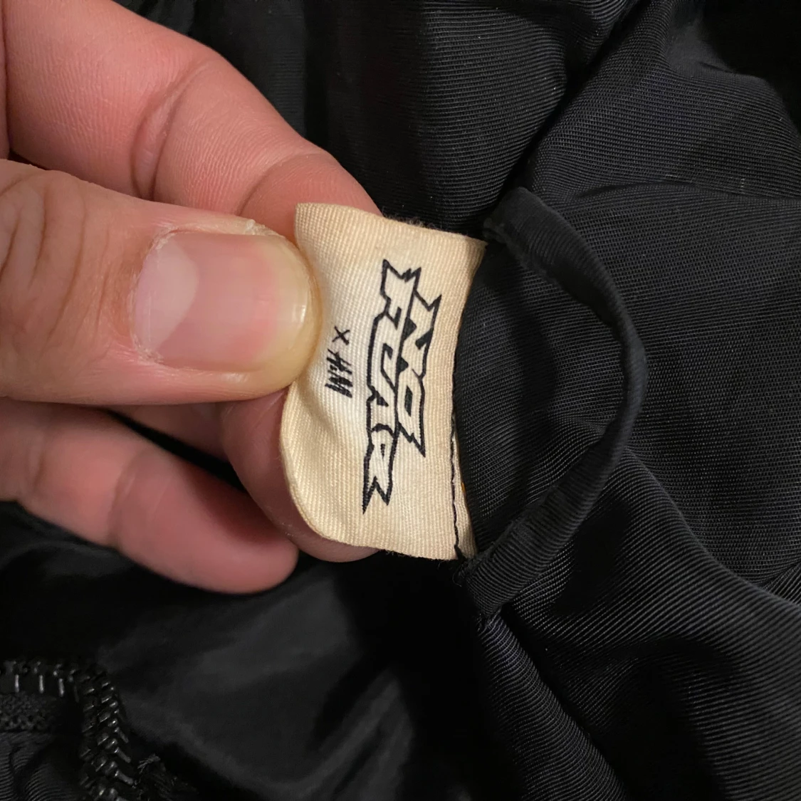 Svart dunväst med mönster No fear x H&M jacket size m  - 91