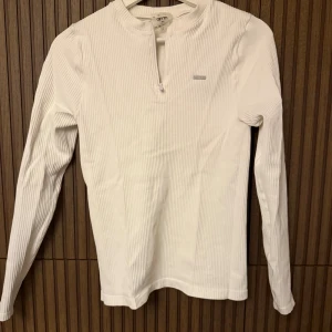 Vit ribbad tröja från Aim'n - Storlek M, andvänd få gånger. Har även byxor till i samma om det skulle va av intresse 