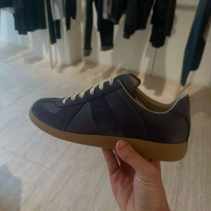 Mörkblå Margiella Gats - Intressekoll på mina gats i färgen darkblue. Storlek 44  med box o allt. Hör av dig för med info. Priset är inte hugget i sten👆