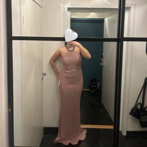 Balklänning/ aftonklänning - Balklänning/ aftonklänning/ festklänning från Dressroom Linné. Aldrig använd. Storlek 36/38. Prislapp kvar. Köpt för 3500 kr.