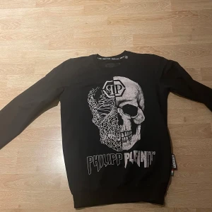 Philipp Plein tröja  - Det är en Philip Plein tröja med ett dödskalle tryck på framsidan med glitter. Det är storlek Medium men sitter mer som Small skulle jag säga. Ifall de är några funderingar så är de bara att skriva. 