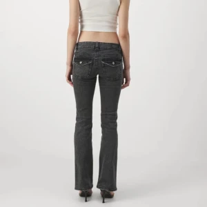 Grå bootcut jeans - Snygga grå bootcut jeans med låg midja och klassisk femficksdesign. Perfekta för en avslappnad stil med en touch av retro. Passar bra till både sneakers och klackar. Storlek 38 men passar 36 också då jag vanligtvis har 36