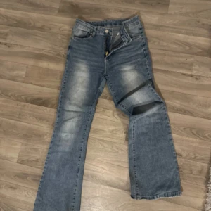 Low waist jeans  - Low waist som passar till m och s storlek. Sitter bra och är även stretchiga. Använder de inte lika mycket. Priset kan diskuteras ! 