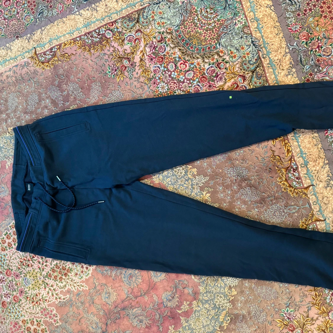 Mörkblå mjukisbyxor med snörning