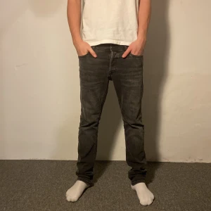 Svarta jack & Jones jeans - Säljer nu dessa snygga svarta jeans med en slim passform från jack & jones (nästan helt nya, använda 2-3 gånger). De har en klassisk femficksdesign och är perfekta för en stilren look. 