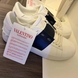 Valentino Garavani - Valentino Garavani sneakers, helt nya! Stilrena, bekväma och passar alla outfits. Kvitto finns. Skriv vid intresse!                                                                             Nypris: [6999] Mitt pris: [3499] Passa på – lyx till ett oslagbart pris! 🔥