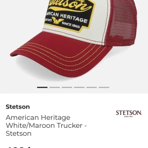 American Heritage Truckerkeps från Stetson - Snygg truckerkeps från Stetson i vitt och vinrött med broderad logga framtill. Kepsen har ett klassiskt nätmaterial baktill för ventilation och en böjd skärm. Perfekt för en avslappnad stil. Ny pris 500kr