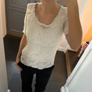 Vit spetstopp  - Vit spetströja från Lindex i storlek S, skulle dock säga att den passar mer som M. Fint skick. Använd gärna köp nu!