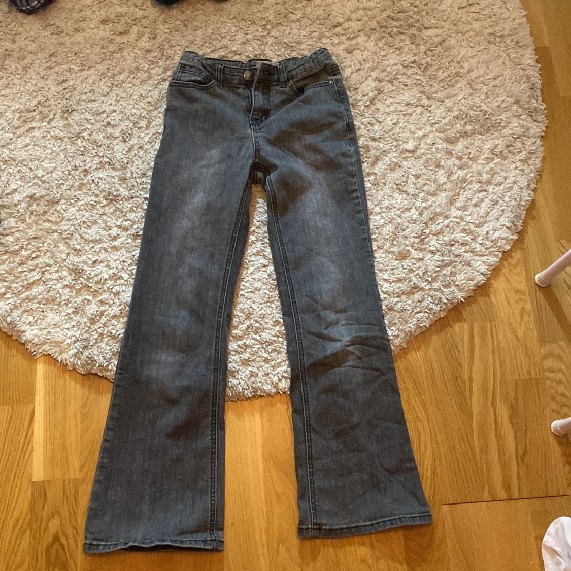 Grå bootcut jeans från UNIQ Denim Wear