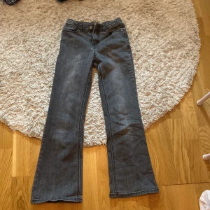 Grå bootcut jeans från UNIQ Denim Wear - Snygga grå bootcut jeans från UNIQ Denim Wear. De är i storlek 146 och mörk gråa