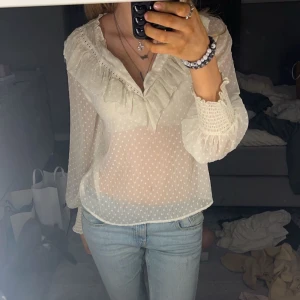 Jättefin Zara blus - Säljer en jättefin Zara blus då den inte kommer till användning längre, tycker att den är lite genomskinlig pga materialet men passar perfekt att ha ett linne under om man vill ha den i vardagen men vid fest skulle jag säga att den passar perfekt med bara bh under💘 Blusen ser som ny ut!