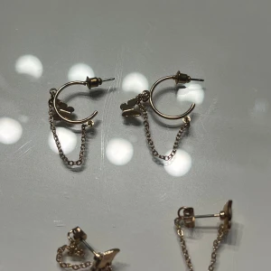 Söta guldiga örhängen  - Säljer två par söta guldiga örhängen med fjärilar. 