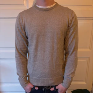 Beige tröja från Stenströms - Säljer en stilren beige tröja från Stenströms. Tröjan har långa ärmar och en rund halsringning, perfekt för en avslappnad look. Den är mjuk och bekväm, idealisk för kyligare dagar.