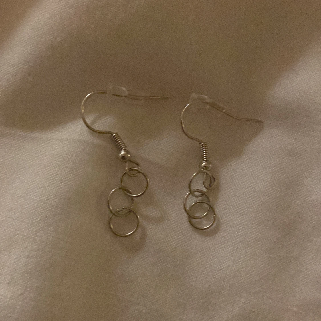 Silverfärgade örhängen med ringar