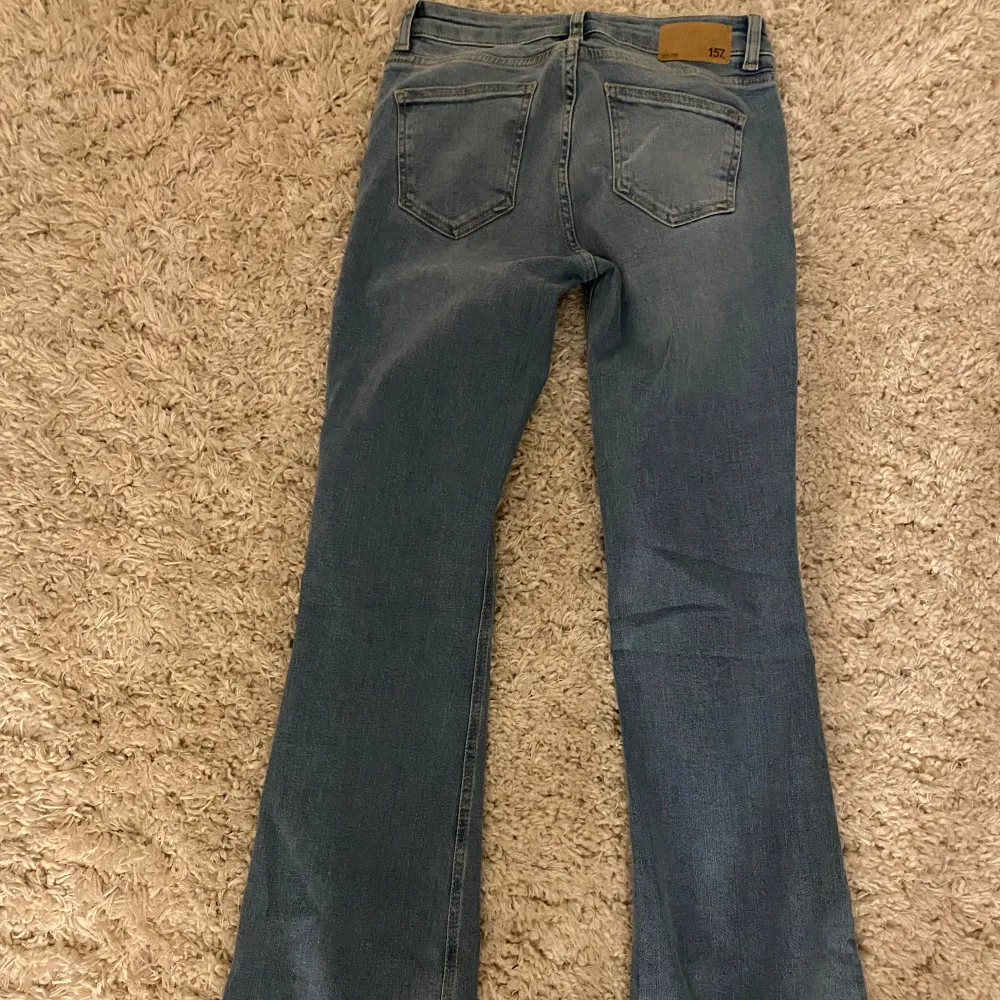 Snygga bootcut jeans frĂ„n Lager 157. Storlek XS full lĂ€ngd. Lite lĂ„nga för mig som Ă€r 163 sĂ„ skulle passar nĂ„gon som Ă€r 170 kanskeđ. Farkut & Housut.