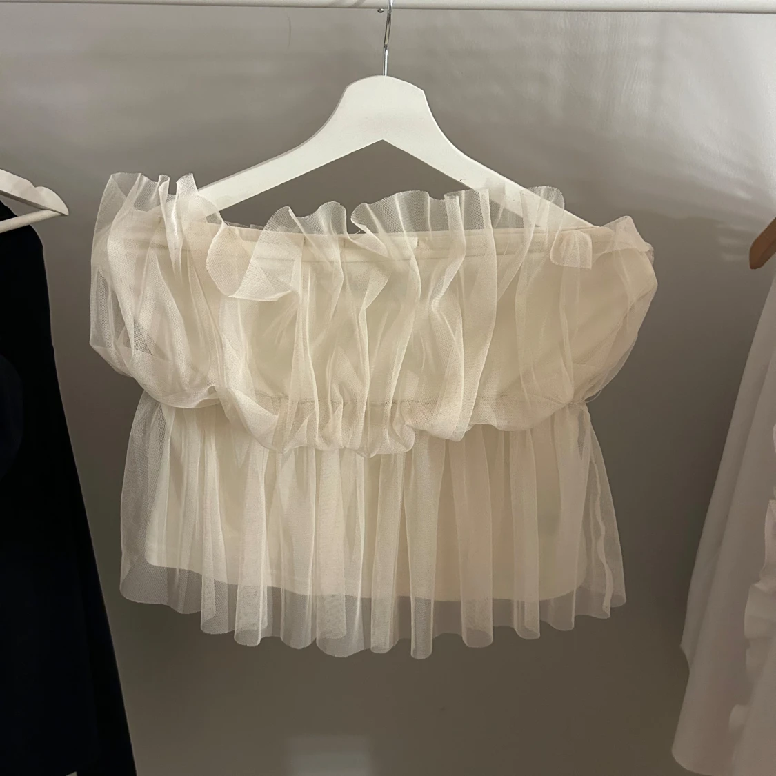 Vit axelbandslös tylltop  - 90