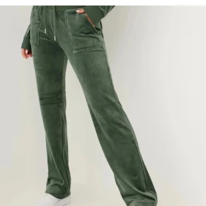 Gröna juicy byxor  - Säljer mina juciy couture byxor. Dem är i mycket bra skick. ❤️ priset kan diskuteras