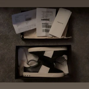Valentino Flycrew - Säljer min svart vita valentino flycrew, allt og ingår som kvitto, box och dustbag. Skorna är perfekt inför vintern och sommaren. 9/10 skick 4 nitar saknas bara. Eftersom produkten inte säljs längre därav priset.