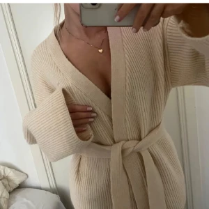 Beige ribbad kofta med bälte - Säljer min fina beige kofta med knytbälte i midjan. Tyvärr kommer den inte till användning, den är i nytt skick i storlek S 🩷 Pris  299kr 