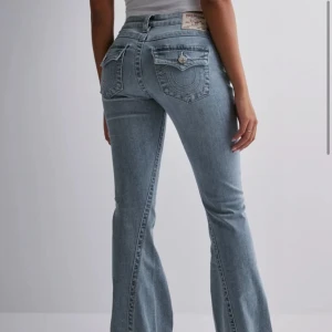 Ljusblåa true religion jeans low rise flare  - Ljusblåa low Rise flare jeans ifrån true religion. Storlek 23. Det är oanvända och har fortfarande lapparna på sig. Köpte dem ifrån Nelly och säljer dom på grund utav storlek.