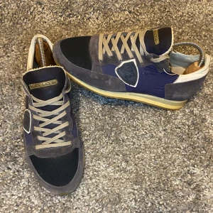 Philippemodel trainers - Philippemodel trainers perfekta nu på vintern | skick 7/10 defekt syns på sista bilden , därav lägre pris. Dock inget som märks av mycket vid användning | Ingår box och kort | fraktas inom 24 h | vid frågor är det bara att kontakta oss!🙌| 