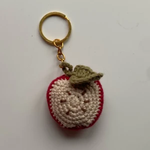 Nyckelring  virkat äpple - Virkad nyckelring som ser ut som ett äpple! Gjord av mig :) 