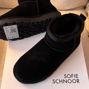 Svarta boots från Sofie Schnoor - Snygga svarta boots från Sofie Schnoor i mocka med en robust sula. Perfekta för kyligare dagar med en stilren design som passar till många outfits.