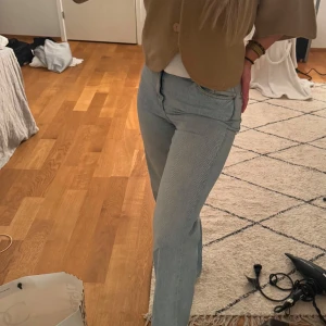 Ljusa jeans från Monki - Snygga jeans i sommar av märket Monki. Storlek 27, CN 165/68A. Passar mig tyvärr inte längre storleksmässigt. 