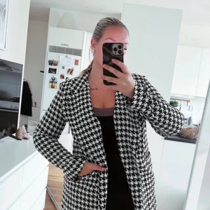 Svartvit kappa - Använd fåtal gånger i fint skick. 