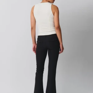 Svarta bootcut byxor - Snygga svarta bootcut byxor med mid midja och knappar på bakfickorna. Perfekta för en stilren look.