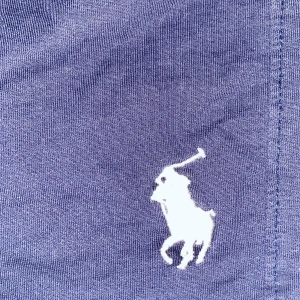 Marinblå shorts från Ralph Lauren - Snygga marinblå shorts från Ralph Lauren med det klassiska broderade logotypen på benet. Perfekta för en avslappnad stil. Passar perfekt till sommarn och inne .