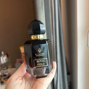 Royal Gold Parfym från El Nabil - En vaniljdoft från El Nabil 50 ml. Köpte den från amazon för cirka 200 kr. Har endast använt 1 gång så den är helt full. 