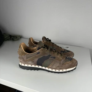 Valentino rockrunner - Valentino rockrunner, storlek 43, skick 9/10, pris 2999kr. Hör gärna av dig vid frågor eller funderingar.