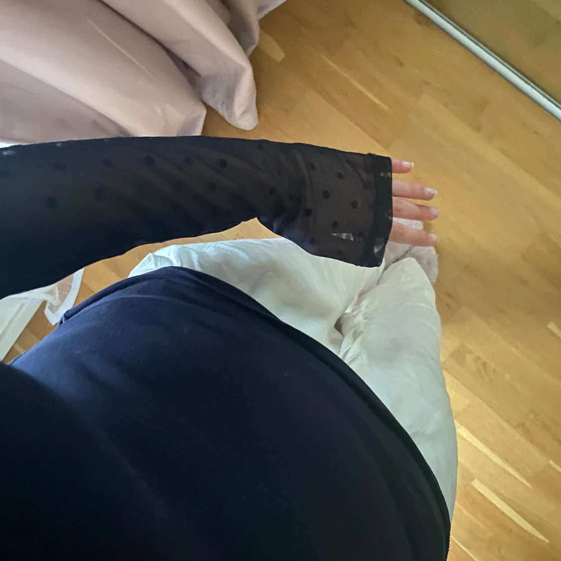 Marinblå långärmad topp med prickigt mönster - 91