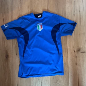 Blå Italien fotbollströja - Snygg blå Italien fotbollströja. Köpt på secondhand. 