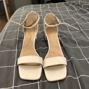 Beige sandaler med klack - Eleganta beige sandaler med klack och öppen tå. De har en justerbar rem runt ankeln för bättre passform. Perfekta för sommarens alla tillfällen. Använda en gång tidigare. Storlek 39, pris kan diskuteras. 