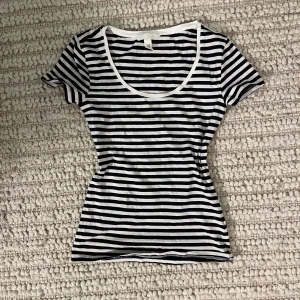 Randig topp - Säljer denna randiga topp från h&m eftersom den inte används. Använd max 3 gånger och den är i fint skick. Storlek XS passar mig med S❤️
