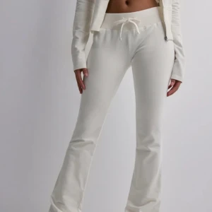 Vita mjukisbyxor från Nelly - Säljer ett par vita mjukisbyxor från Nelly i storlek M. Byxorna har en bekväm passform och är tillverkade i mjukt material. Endast använd en gång! 