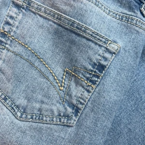 blå utsvängda byxor från junkyard - säljer dessa blåa utsvängda jeans väldigt bra skick. använt 4-5 gånger dom är i storlek s hör av er om ni är intresserade🥰