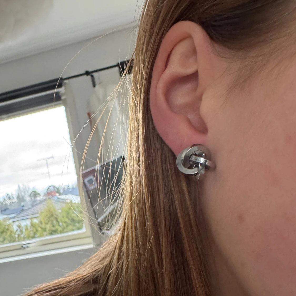 Snygga silverfärgade örhängen i knutdesign - 90