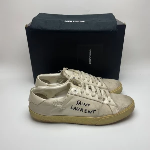 Saint Laurent skor  - Hej! Säljer nu dessa svin snygga saint Laurent skor. Skorna är i fint skick. Med skorna medföljer Box och dustbag. Hör av dig vid frågor. 40,5 passar 41