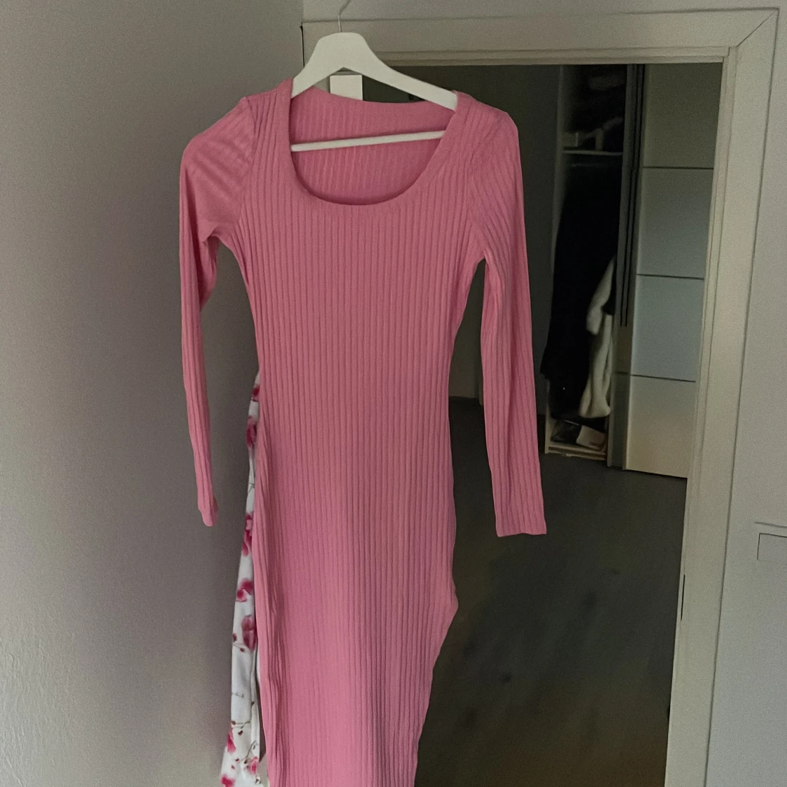 Rosa ribbad klänning